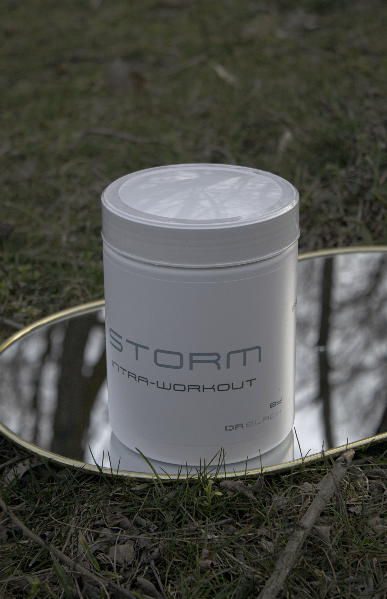 STORM pe oglindă aurie